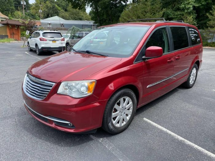 2011 Chrysler  Town and country 4 cylinder gas saver with stow away seats and back up cam