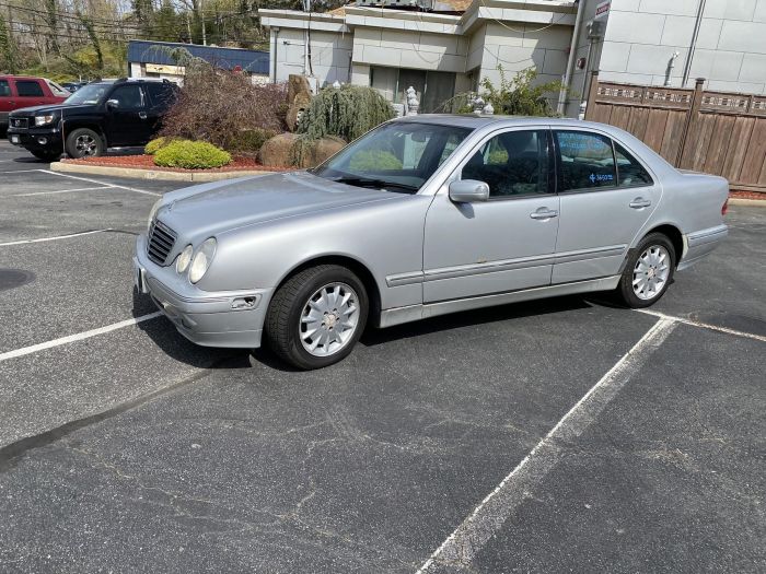 2001 Mercedes benz E320 4 matic with extremely clean interior running great.
